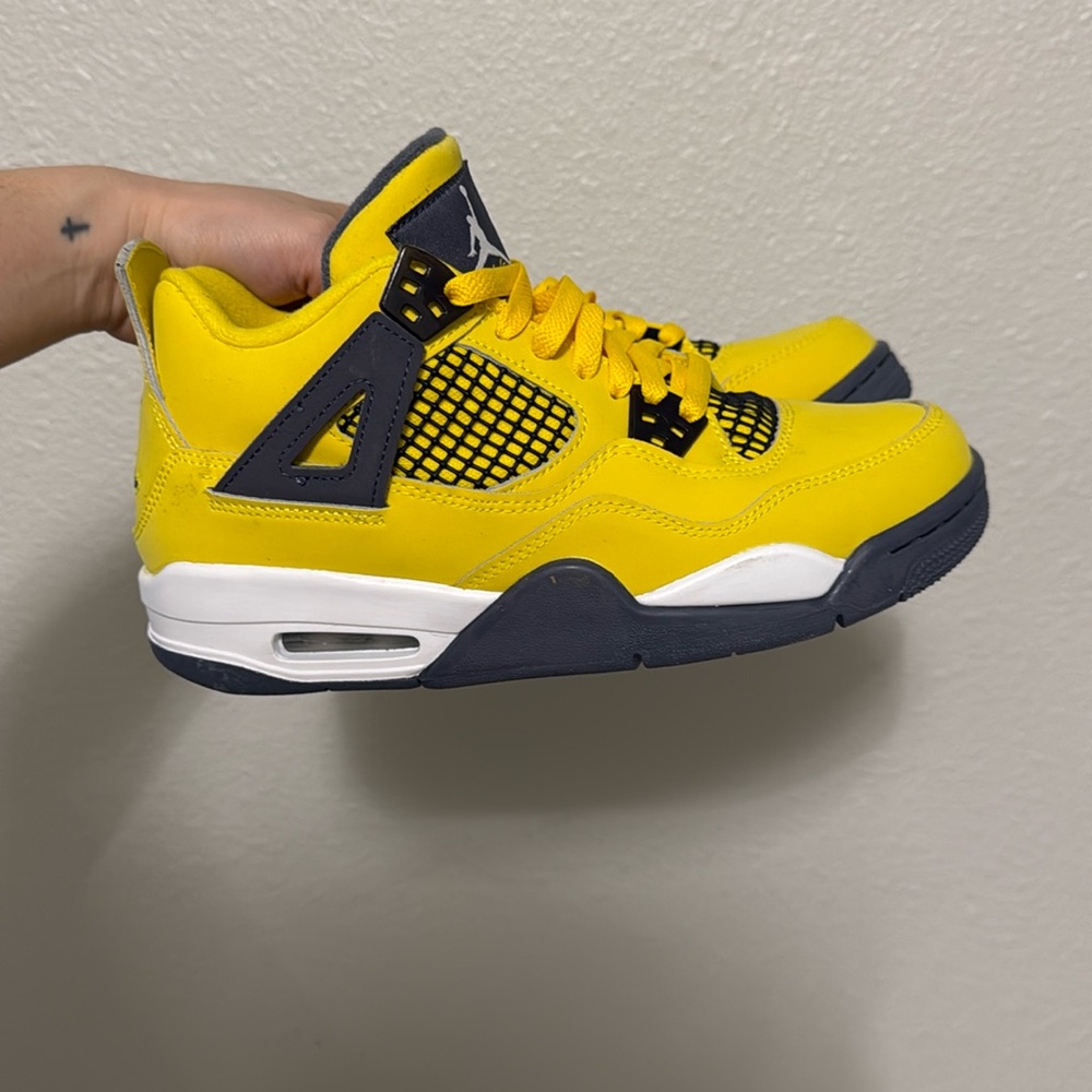 Yellow Jordan retro 4 size woman 8 (6.5 kids)